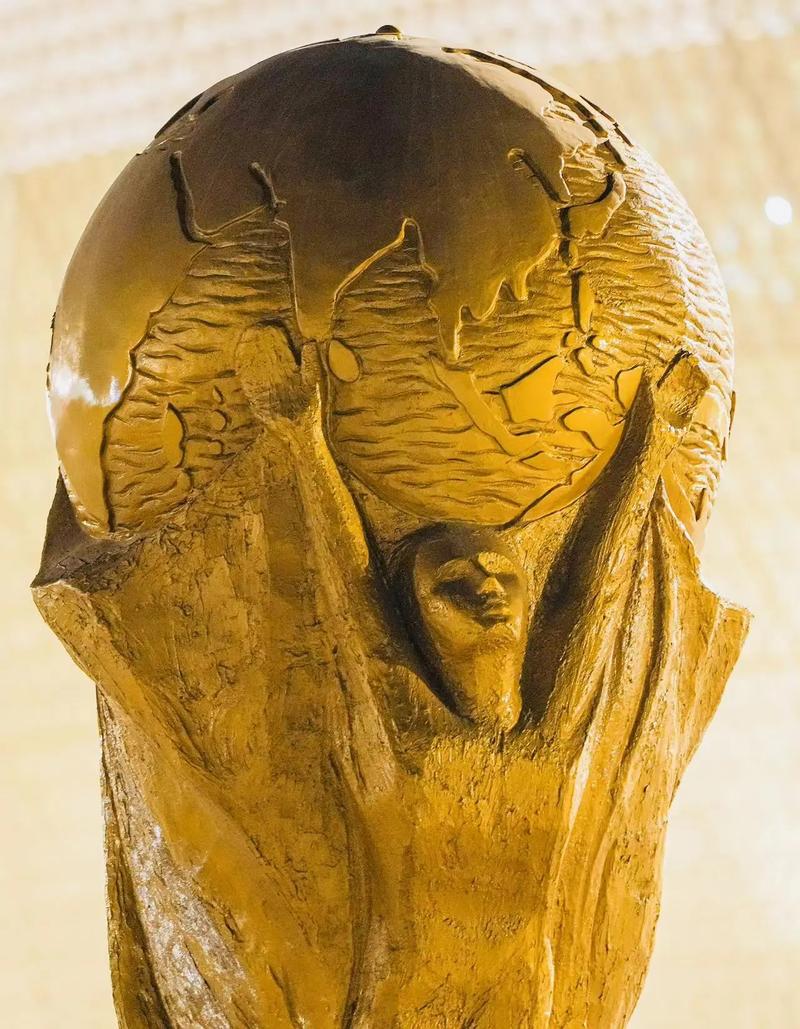 足球爱好者日常观赛场景